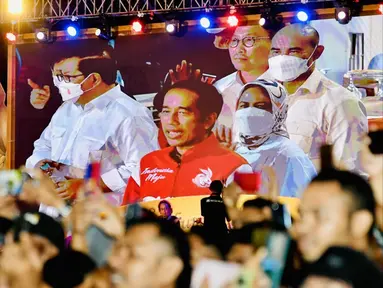 Presiden Joko Widodo atau Jokowi dan Ibu Iriana terlihat pada layar saat menyaksikan Konser Kebangsaan Membumikan Pancasila dari NTT untuk Nusantara di Kabupaten Ende, Provinsi NTT, Rabu (1/6/2022). (Foto: Rusman - Biro Pers Sekretariat Presiden)