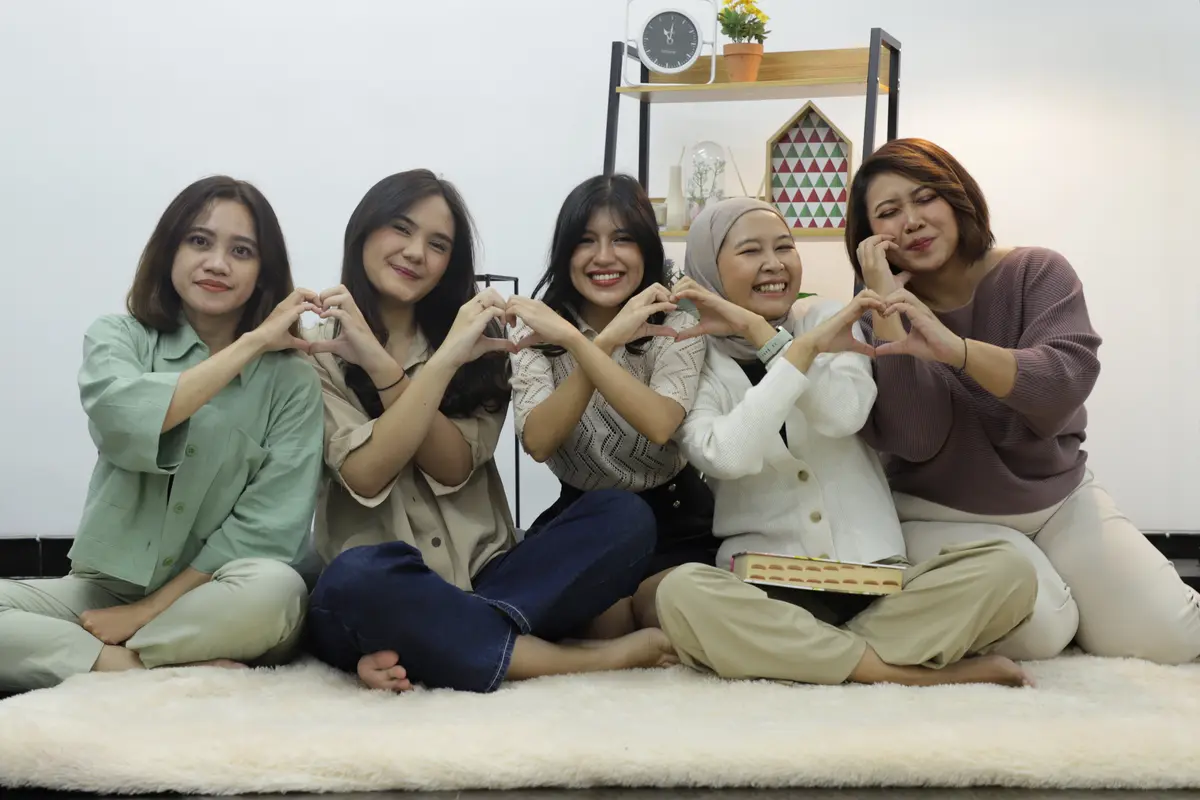 wanita september senang bergaul bersama