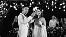 Selain itu, Chicco dan Putri pun sangat romantis bersama para tamu undangan untuk bersulang minuman, pertanda merayakan hari bahagia pasangan pengantin baru ini. (Instagram/mrandmrsjerikho)