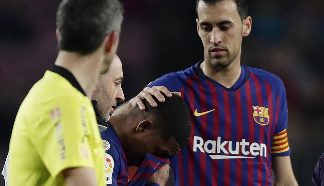 Striker Barcelona, Malcom, keluar lapangan karena cedera saat melawan Cultural Leonesa pada laga Copa del Rey di Stadion Camp Nou, Rabu (5/12). Barcelona menang 4-1 atas Cultural Leonesa. (AP/Manu Fernandez)