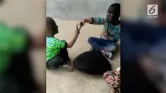Beberapa bocah bermain permainan tangan, bagi yang kalah hukumannya adalah diolesi kerak wajan hingga wajahnya menghitam.