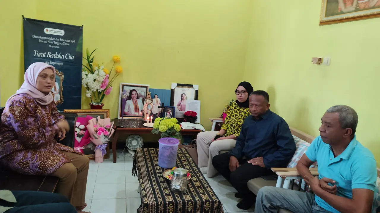 LPSK saat menemui orangtua dokter Icha di NTT (Liputan6.com/Ola Keda)