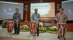 Menteri Perencanaan Pembangunan Nasional/Kepala Bappenas,  Andrinof Chaniago (tengah) saat peluncuran logo sensus ekonomi 2016 di Kantor BPS Jakarta, Jumat (8/5/2015). BPS meluncurkan logo baru sensus Ekonomi 2016 (SE2016). (Liputan6.com/Faizal Fanani)