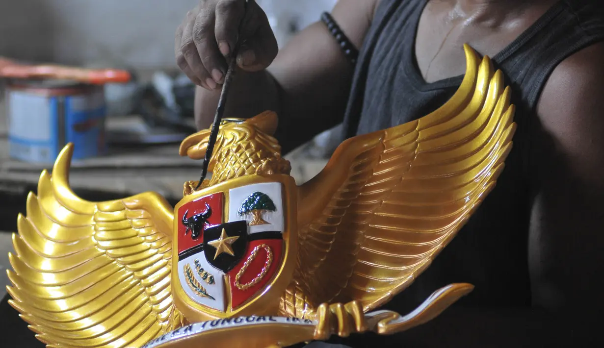 Kerajinan Garuda Pancasila tersebut terbuat dari bahan fiberglass. (merdeka.com/Imam Buhori)