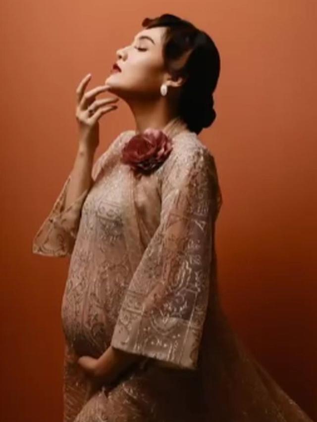 6 Potret Maternity Shoot Nella Kharisma, Romantis Ditemani Dory Harsa
