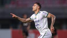 Pemain Persib Bandung, Ciro Henrique melakukan selebrasi setelah mencetak gol kemenangan timnya pada laga lanjutan BRI Liga 1 2023/2024 antara Bhayangkara FC melawan Persib Bandung di Stadion Patriot Candrabhaga, Bekasi, Sabtu (23/09/2023). (Bola.com/Bagaskara Lazuardi)