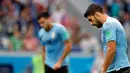 Kesedihan pemain Uruguay, Luis Suarez dan Maximiliano Gomez saat meninggalkan lapangan setelah kalah atas Prancis pada perempat final Piala Dunia 2018 di Nizhny Novgorod Stadium, Jumat (6/7). Uruguay ditumbangkan Prancis dengan skor 0-2. (AP/Hassan Ammar)