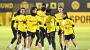 Para pemain Borussia Dortmund berlari saat sesi latihan jelang laga Liga Champions, Selasa (24/11/2020). Dortmund akan berhadapan dengan Club Brugge. (AP/Martin Meissner)