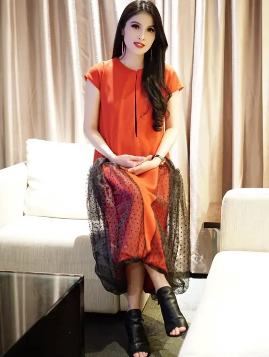 Ibu satu anak ini juga ikut merayakan tahun baru Imlek. Dan dress merah yang dikenakan Sandra Dewi ini pastinya sangat pas untuk dikenakan saat perayaan Imlek dan menambah suasana semakin meriah. (Instagram/sandradewi88)