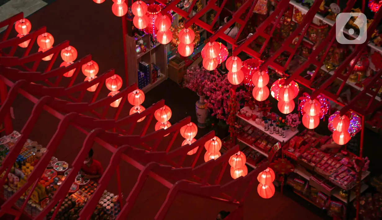 Pengunjung berjalan di bawah ribuan lampion di Mall Taman Anggrek, Jakarta, Rabu (26/1/2022).  Hiasan tersebut dalam rangka memeriahkan perayaan Tahun Baru Imlek 2573. (Liputan6.com/Faizal Fanani)