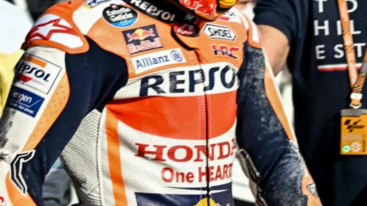 Tampak wajah Marc Marquez yang kecewa setelah dirinya terjatuh.