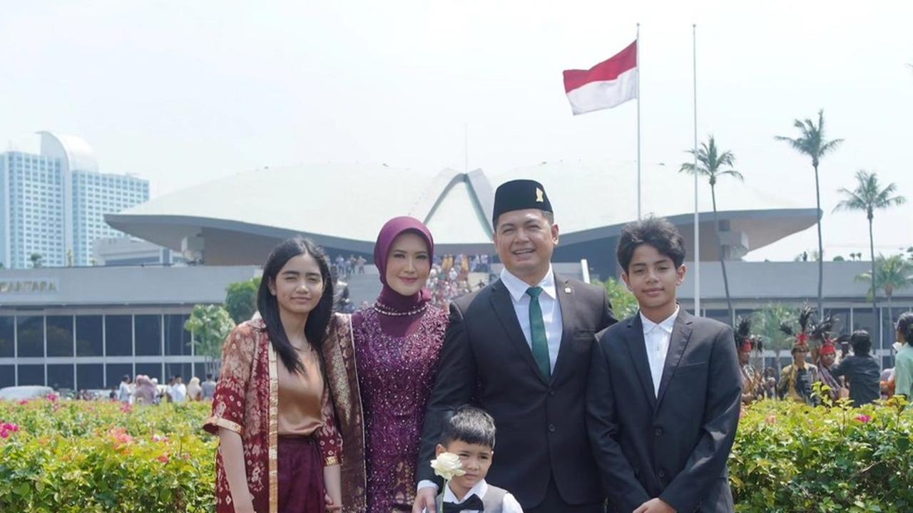 Dia juga menyebutkan tunjangan yang diperoleh. "Kalau itu ya berapa saya lupa, tapi kalau syuting enak langsung bulanan besar juga," pungkasnya.