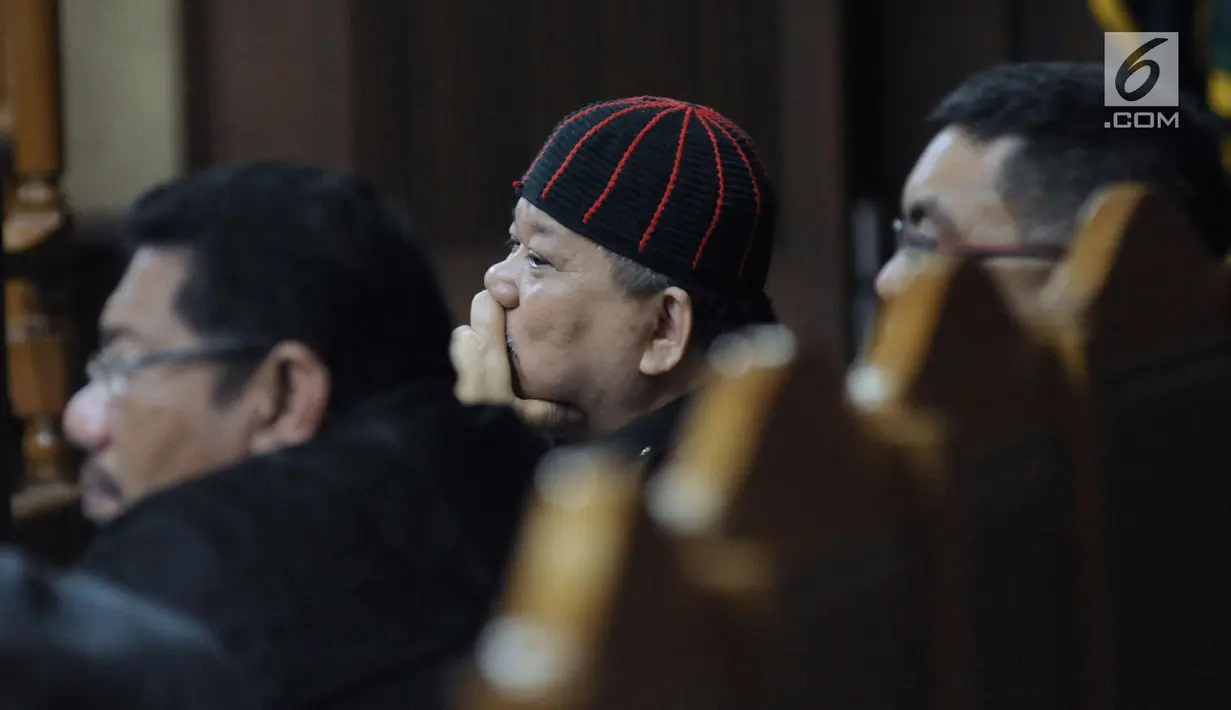 Terdakwa suap pemberian izin lokasi perkebunan di Kutai Kartanegara, Hery Sutanto Gun menyimak keterangan saksi pada sidang lanjutan di Pengadilan Tipikor, Jakarta, Selasa (27/3). Sidang mendengar keterangan saksi. (Liputan6.com/Helmi Fithriansyah)