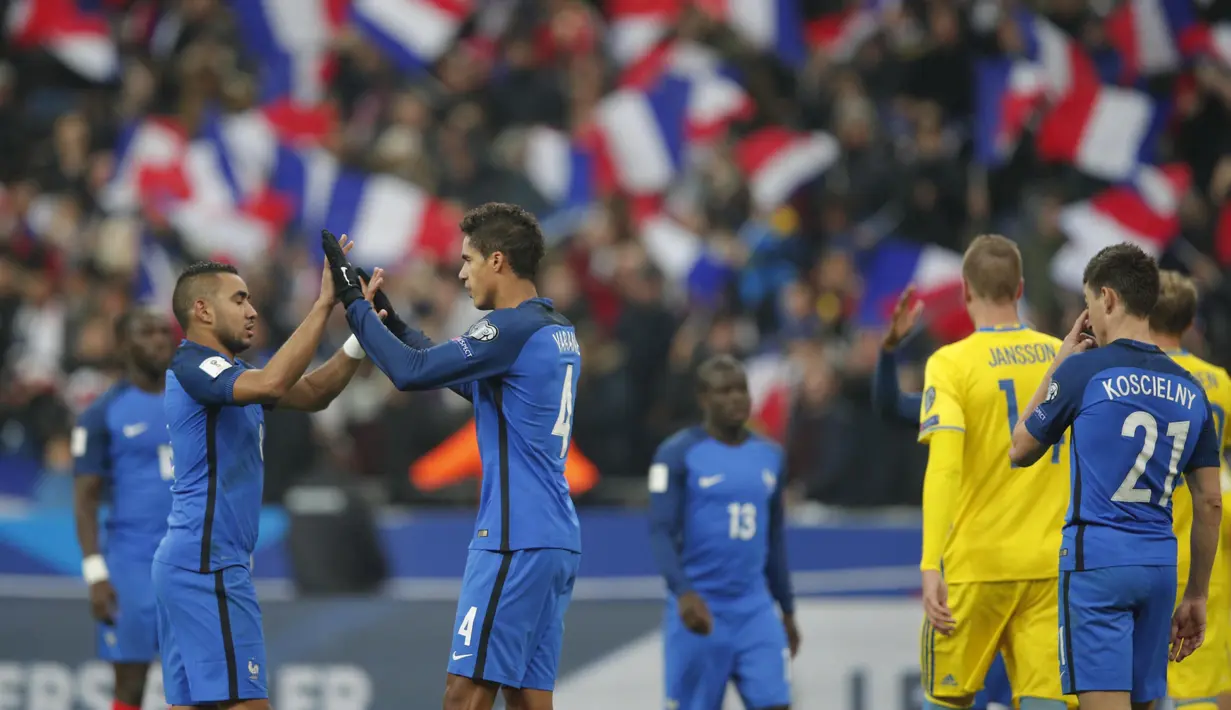 Pemain Prancis, Dimitri Payet (kiri) merayakan kemenangan timnya atas Swedia bersama Raphael Varane pada laga grup A Kualifikasi Piala Dunia 2018 di Stade de France Stadium, Saint-Denis, Prancis, (11/11/2016). (AP/Christophe Ena)
