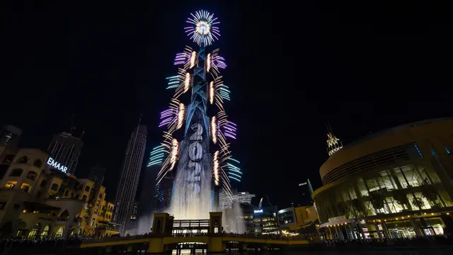 FOTO: Burj Khalifa Bermandikan Kembang Api di Malam Tahun Baru 2022
