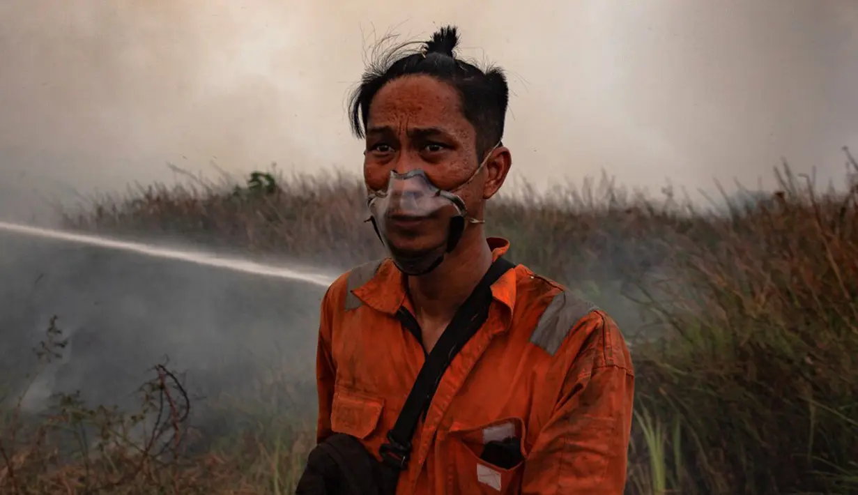 Kabut asap yang ditimbulkan oleh kebakaran itu bergerak menuju Palembang, Ibu Kota Provinsi Sumatra Selatan, sehingga menyebabkan kondisi udara tidak sehat bagi 1,7 juta penduduk kota tersebut. (Al ZULKIFLI/AFP)