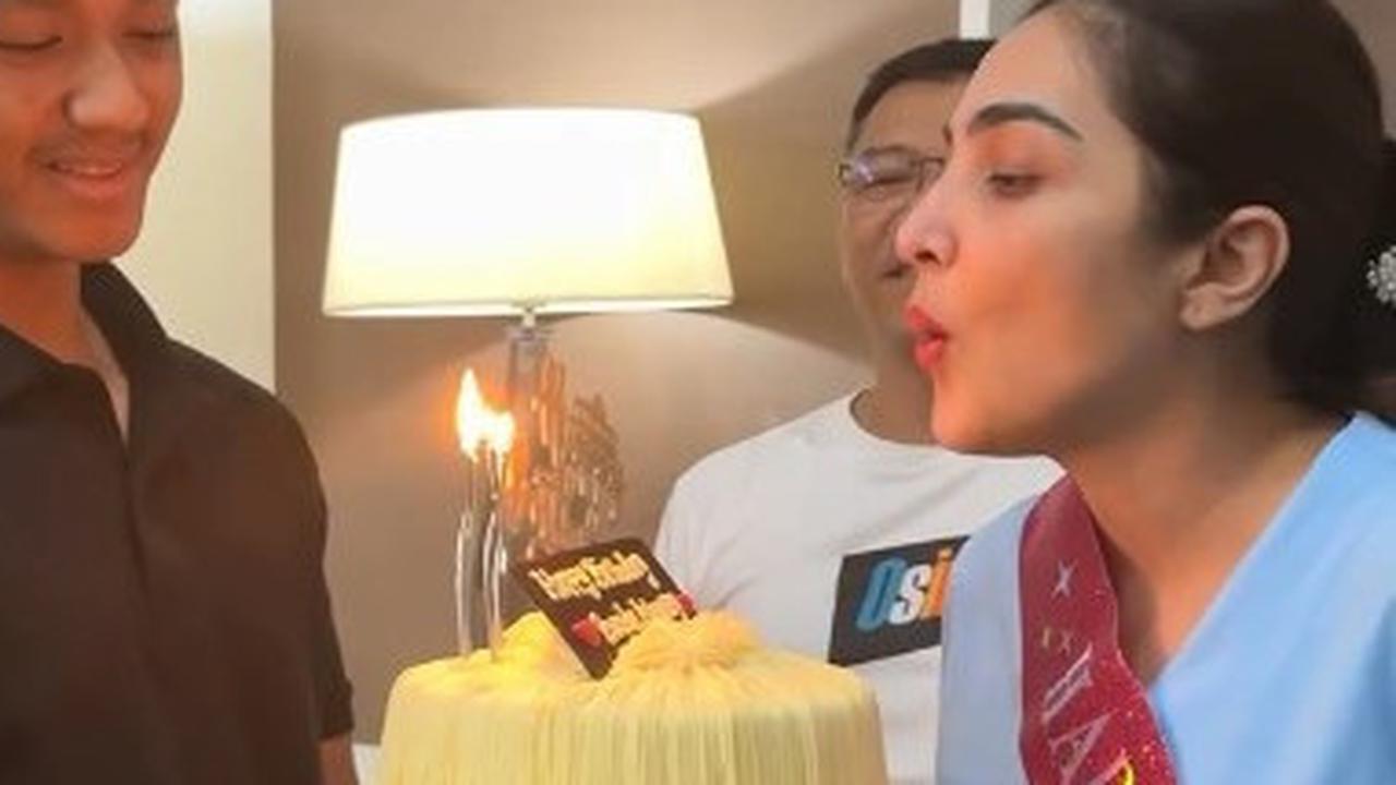 Anang Hermansyah dan Azriel memberikan kejutan ulang tahun ke-41 untuk Ashanty, terlihat jelas kebahagiaan di wajahnya.