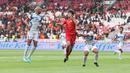 <p>Pemain Persija Jakarta, Hanif Sjahbandi (tengah) berusaha mengontrol bola di antara dua pemain PSIS Semarang, Lucao (kiri) dan Ahmad Syiha Buddin pada laga pekan ke-34 BRI Liga 1 2023/2024 di Stadion Utama Gelora Bung Karno (SUGBK), Senayan, Jakarta, Selasa (30/4/2024). (Bola.com/Abdul Aziz)</p>