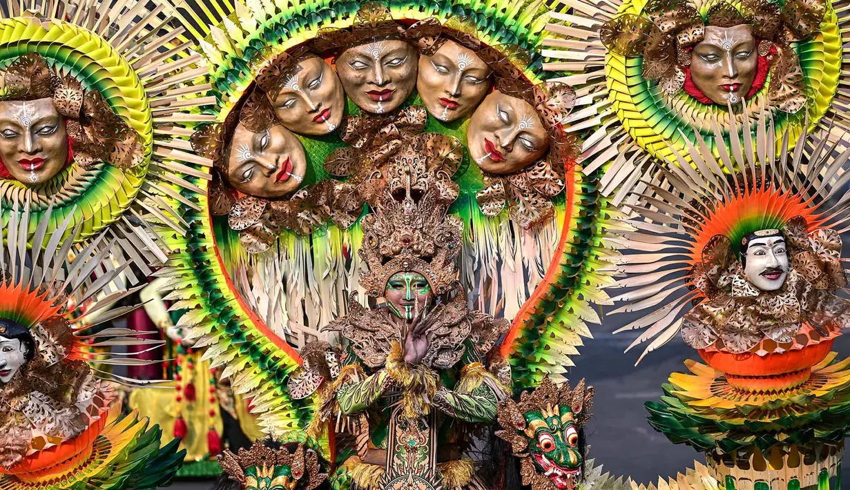 Peserta yang mengenakan kostum bertema HEAL (Kemanusiaan, Bumi, dan Kehidupan) mengikuti Jember Fashion Carnaval (JFC) ke-24 di Jember, Jawa Timur, Minggu (26/7/2026). (AFP/ Juni Krsiwanto)