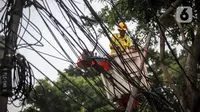 Petugas Satgas Bina Marga Jakarta Pusat melakukan penataan jaringan utilitas di kawasan Wahid Hasyim, Jakarta, Selasa (15/3/2022). Penataan kabel utilitas yang semrawut diharapkan meningkatkan kualitas pedesterian DKI Jakarta sehingga pejalan kaki merasa aman dan nyaman. (Liputan6.com/Faizal Fanani)