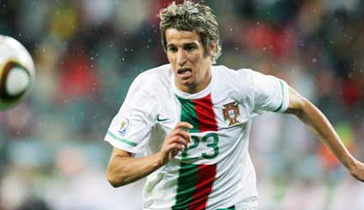 Aksi defender Portugal Fabio Coentrao di laga penyisihan Grup G PD 2010 melawan Pantai Gading yang berlangsung di Nelson Mandela Bay Stadium, Port Elizabeth, 15 Juni 2010. AFP PHOTO / KARIM JAAFAR 