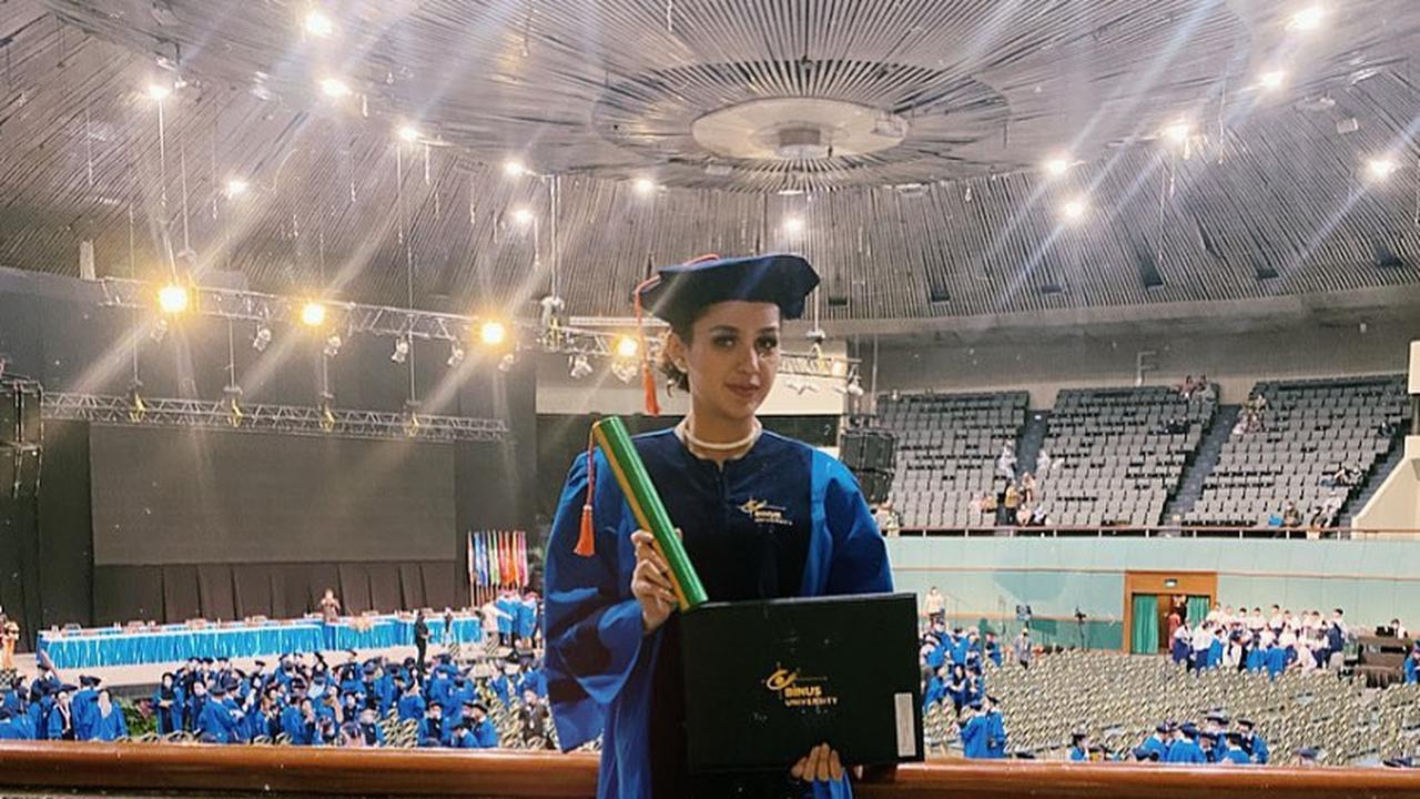 Shania Binti Mahir Hamdun menempuh pendidikan D3 di jurusan Manajemen Universitas Gadjah Mada, lalu melanjutkan studi S1 di BINUS Online Learning dengan jurusan Business Management.<br>