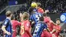 Pemain Inter Milan, Yann Aurel Bisseck, menyundul bola saat melawan Lecce pada pekan ke-17 Serie A 2023/2024 di Stadion Giuseppe Meazza, Minggu (24/12/2023). (AP Photo/Luca Bruno)