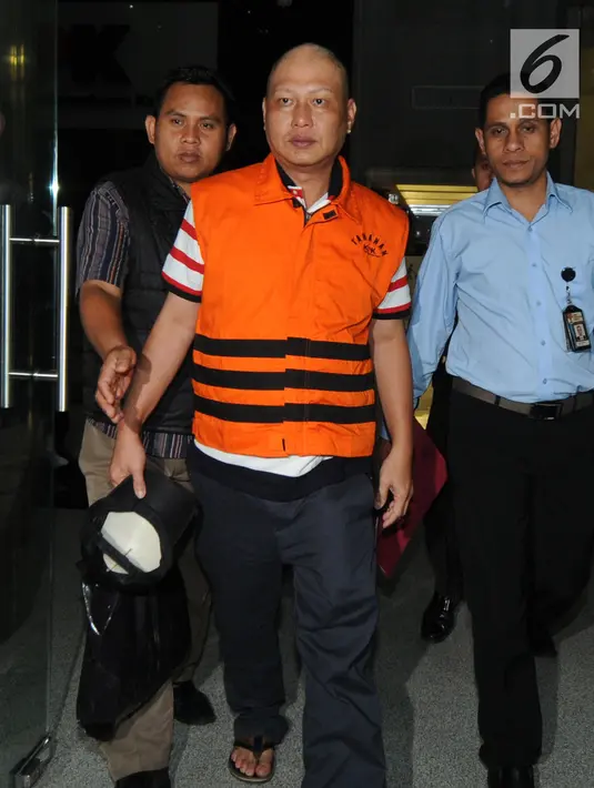 Kontraktor PT Barokah Batauga Mandiri Tonny Kongres seusai menjalani pemeriksaan di Gedung KPK, Jakarta, Jumat (25/5). Tonny Kongres diduga berperan sebagai pengepul dana suap dari sejumlah kontraktor ‎di Pemkab Buton Selatan. (Merdeka.com/Dwi Narwoko)