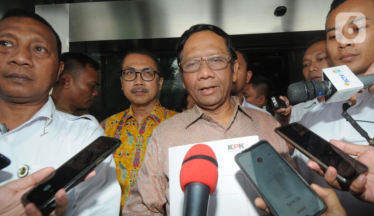 Menko Polhukam, Mahfud Md memberikan keterangan seusai menyerahkan Laporan Harta Kekayaan Penyelenggara Negara (LHKPN) di Gedung KPK, Jakarta, Senin (2/12/2019). Diberitakan sebelumnya, KPK mengimbau para menteri untuk melaporkan kekayaan mereka ke KPK. (merdeka.com/Dwi Narwoko)