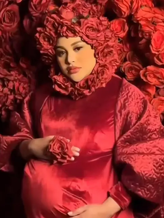 Sahabat Fimela juga bisa melakukan teknik riasan yang satu ini dengan menggunakan lip liner pada garis bibir, baru dilanjutkan dengan memulas lipstik ke bagian tengah bibir. [Instagram/@diaryahhaindonesia]