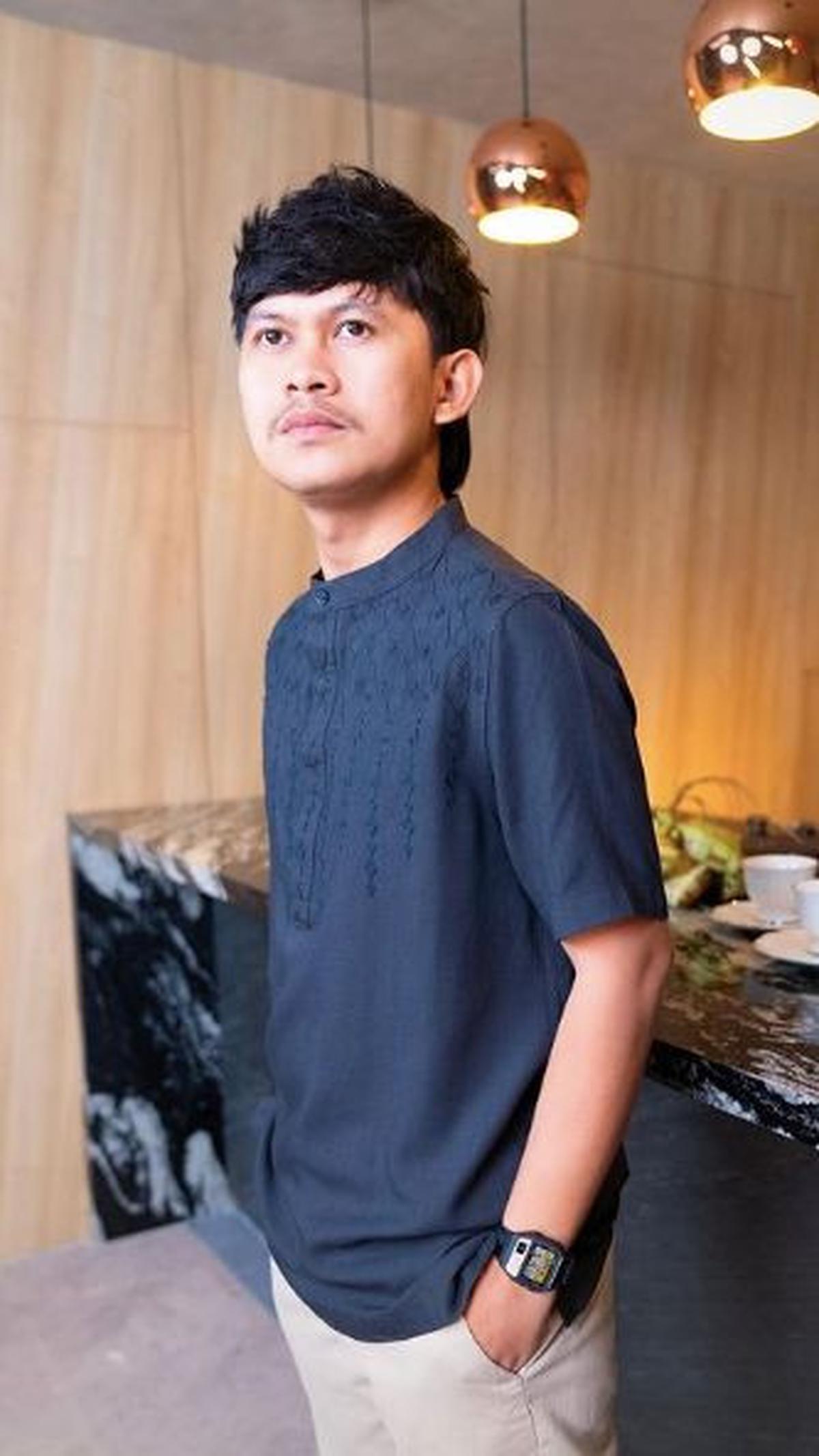 Sosok komika dengan julukan Om Kecil, Indra Jegel cukup naik daun beberapa waktu belakang ini. Selain sukses dengan film Agak Laen, Jegel juga kebanjiran job acara sahur reguler di kanal Youtube Vindes.