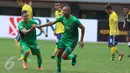 Penyerang Bhayangkara FC, Thiago Furtuoso Dos Santos (tengah) berlari merayakan gol ke gawang Persegres Gresik United pada lanjutan Liga 1 di Stadion Patriot Candrabhaga, Bekasi, Minggu (7/5). Bhayangkara FC unggul 2-1. (Liputan6.com/Helmi Fithriansyah)