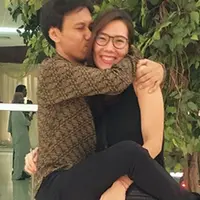 Sembilan tahun sudah pernikahan pentolan grup Sheila On 7, Eross Chandra dengan Sarah Diorita. Sejak nikah pada 24 September 2009 silam, pasangan ini tak pernah terdengar gosip miring terkait rumah tangganya. (Instagram/sarahcandra)