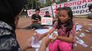 Sejumlah mahasiswa menggelar aksi teaterikal Skandal Freeport di bundaran Patung Kuda, Jakarta, Minggu (27/12/2015). Aksi tersebut sebagai bentuk sindiran kepada pemerintah terkait kasus Freeport. (Liputan6.com/Angga Yuniar)