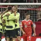 Erling Haaland dari Manchester City, kanan tengah, memeluk Ruben Dias dari Manchester City selama pertandingan sepak bola leg kedua perempat final Liga Champions antara Bayern Munich dan Manchester City, di stadion Allianz Arena di Munich, Jerman, Rabu, 19 April 2023. (Foto AP) /Andreas Schaad)