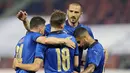 Para pemain Italia merayakan gol yang dicetak oleh Nicola Barella ke gawang Republik Ceko pada laga uji coba di Stadion di Reanto Dall'Ara, Sabtu (5/6/2021). Italia menang dengan skor 4-0. (AP/Antonio Calanni)