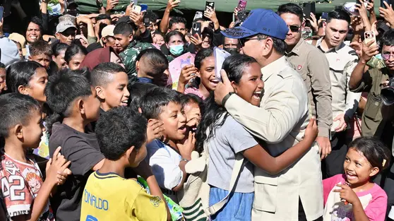 Momen Haru Prabowo Peluk Erat Para Pengungsi Korban Gempa NTT