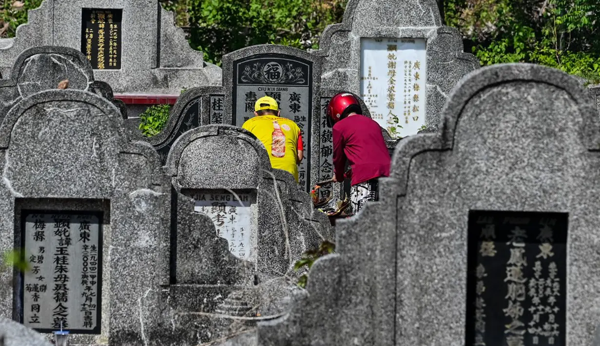 Biasanya, Cheng Beng jatuh setiap tanggal 5 April dan kegiatannya bisa berlangsung selama 10 hari sebelum hingga sesudah Hari Cheng Beng. (CHAIDEER MAHYUDDIN/AFP)