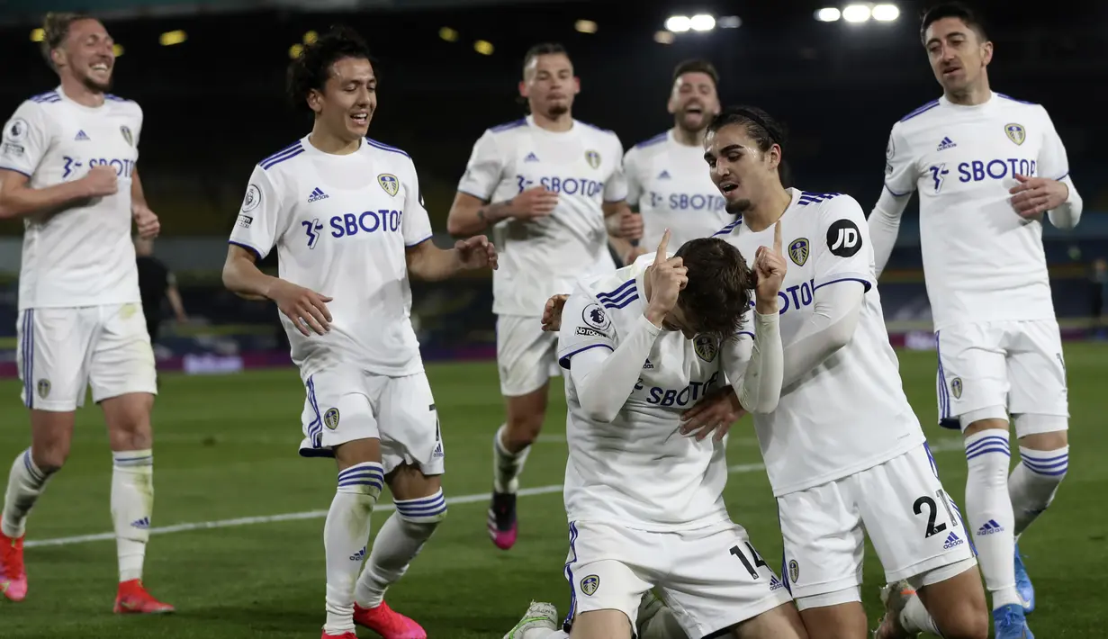 Pemain Leeds United Diego Llorente (tengah) merayakan gol ke gawang Liverpool pada pertandingan Liga Inggris di Stadion Elland Road, Leeds, Inggris, Senin (19/4/2021). Pertandingan berakhir dengan skor 1-1. (Lee Smith/Pool via AP)