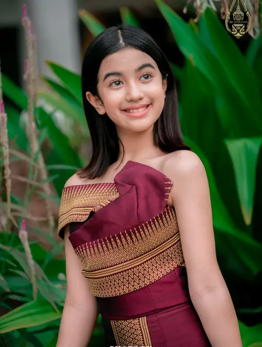 Mulai dari riasan natural pada wajah dan rambut hitam tebalnya yang digerai rapi. (Foto: Facebook Jenna Norodom)