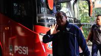 Manajer Timnas Indonesia, Sumardji saat tiba di Hotel Fairmont, Jakarta, Jumat (21/3/2025). (Bola.com/Abdul Aziz)