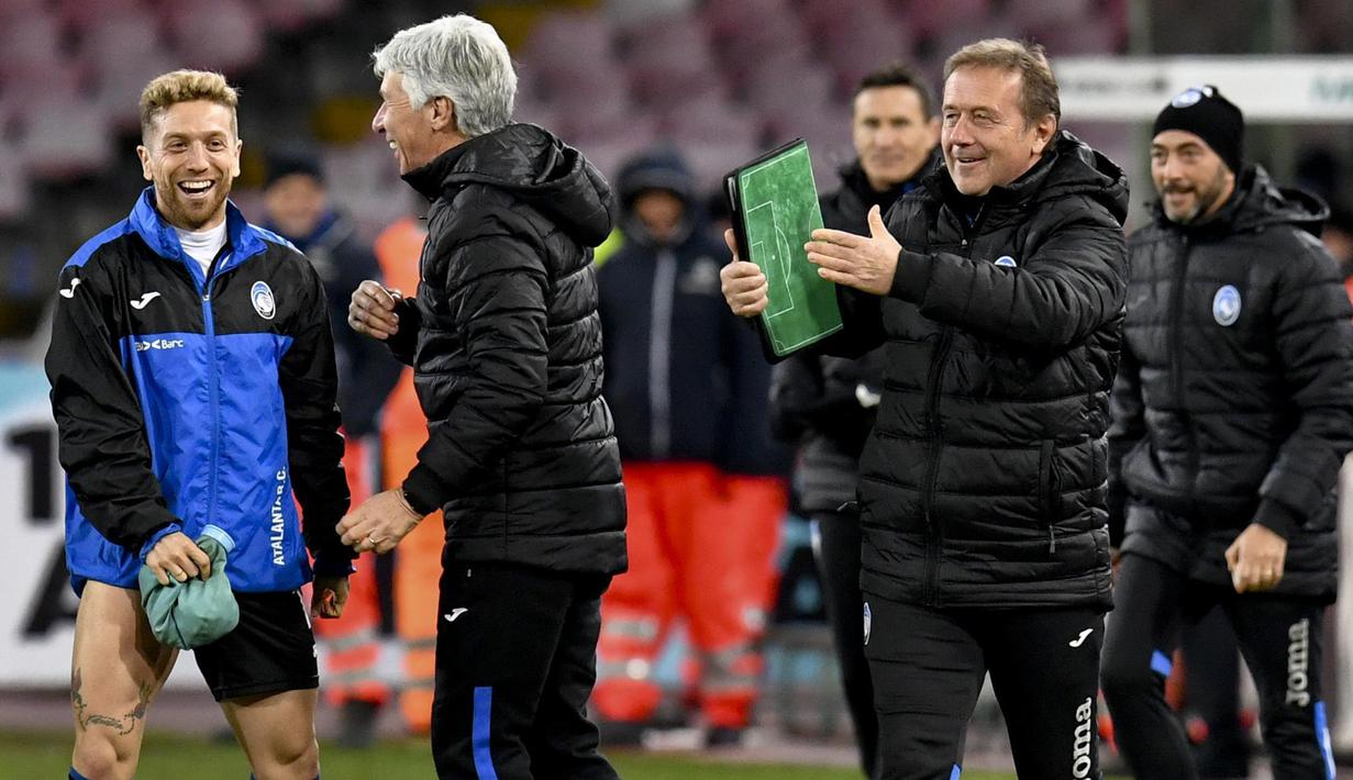 Pelatih Atalanta Gian Piero Gasperini dan official tim merayakan kemenangan usai kalahkan Napoli pada laga perempat final Coppa Italia di San Paolo stadium, Naples, (2/1/2018). Napoli kalah dari Atalanta 1-2. (Ciro Fusco/ANSA via AP)
