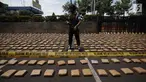 Petugas berjaga saat rilis barang bukti ganja sebanyak 1.300 paket dengan total 1,3 ton di Polres Jakarta Barat, Kamis (4/1). Polres Metro Jakbar berhasil menghentikan penyelundupan 1,3 ton ganja dari Provinsi Aceh ke Jakarta. (Liputan6.com/Arya Manggala)