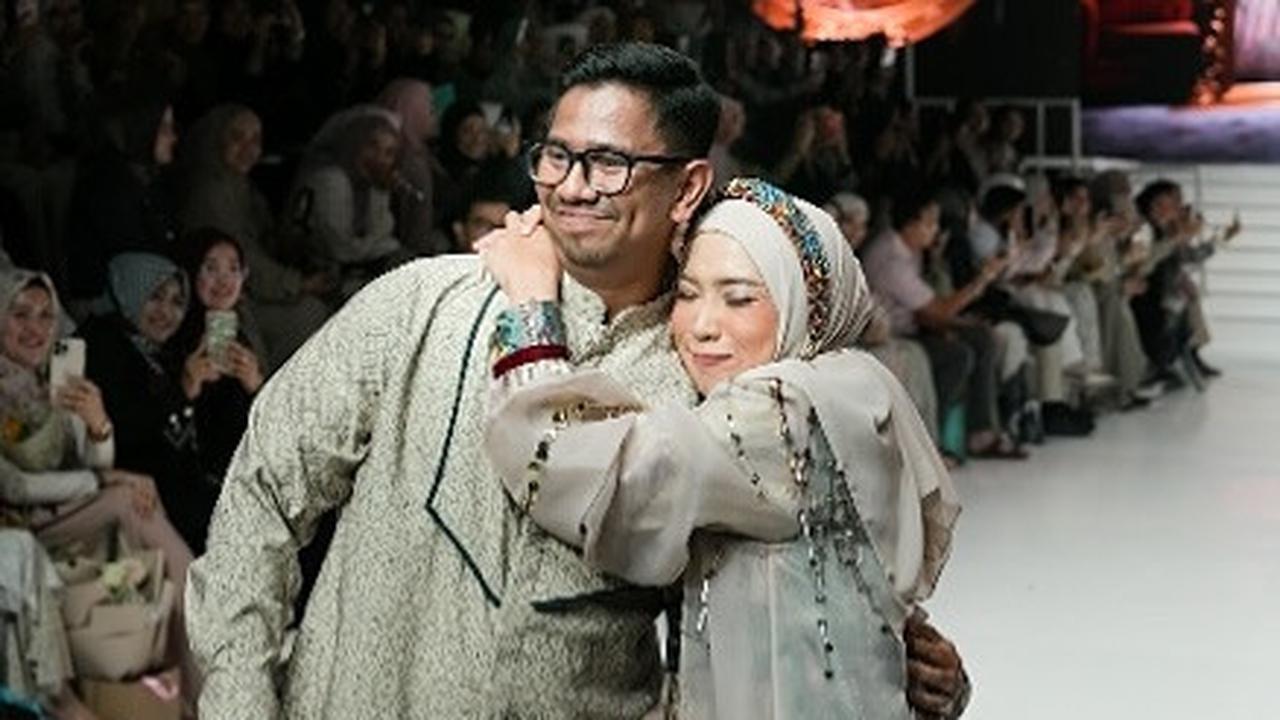 Momen Kocak Fitrop Malah Ngereog di Catwalk Usai Tangan Dicium Suami