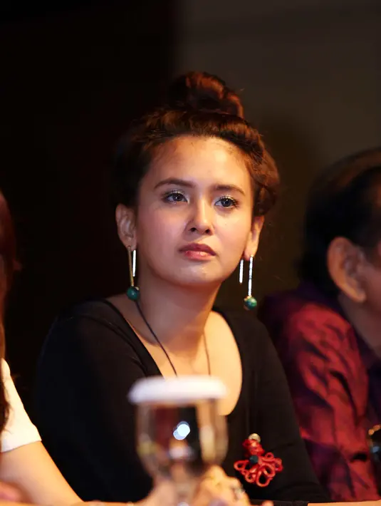 "Ya melakukan riset pastinya, kita dapatin (informasi) dari PH dan cari sendiri, ada sekian banyak yang aku tanya dari mas Hanung, internet, semuanya. Aku baca buku Kartini, dan fasilitas yang bisa bantu," tuturnya. (Nurwahyunan/Bintang.com)