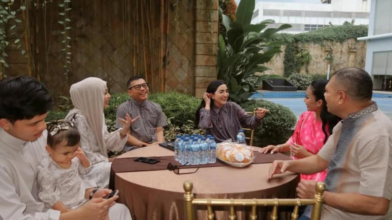 Suasana Hangat Anang dan Raul Lemos saat Bukber Keluarga, Harmonis Penuh Momen Manis