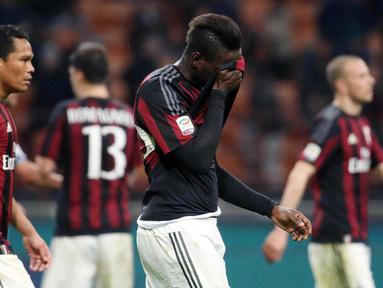 Para pemain AC Milan, terlihat kecewa usai bermain imbang 1-1 melawan Lazio pada lanjutan liga Italia serie A di Stadion San Siro, Millan, Senin (21/3/2016) dini hari WIB. (EPA/Matteo Bazzi)