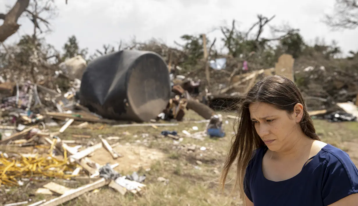 Naomi Benavides melihat apa yang tersisa dari rumah saudara perempuannya, Vanessa Rios sehari setelah tornado menghancurkannya di FM 2843 dan Cedar Valley Road dekat Salado, Texas. (13/4/12). (Jay Janner/Austin American-Statesman via AP)