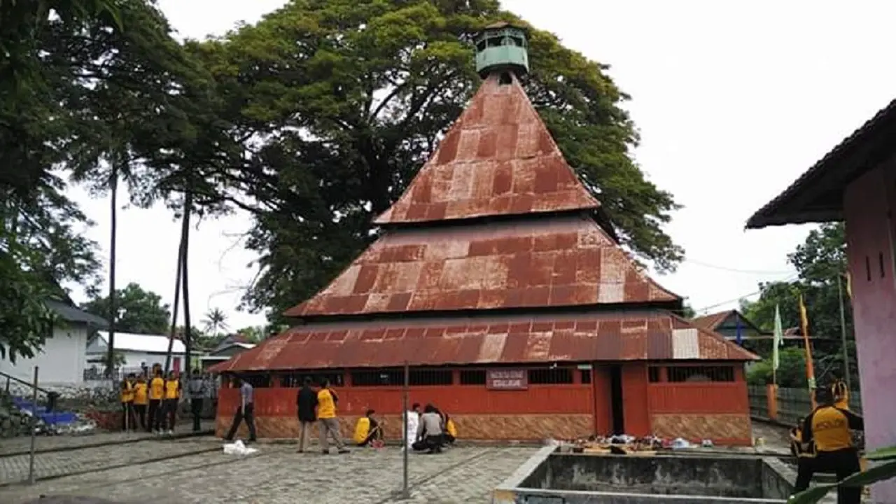 Masjid Tua Jerrae di Kabupaten Sidrap memiliki tiang penyangga dari batang pohon cabai (Liputan6.com/ Eka Hakim)