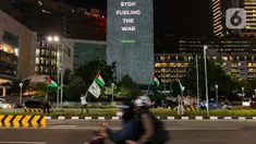 Aktivis Greenpeace Indonesia menggelar aksi solidaritas untuk Palestina di kawasan Bundaran HI, Jakarta, Jumat (3/11/2023). (Liputan6.com/Herman Zakharia)